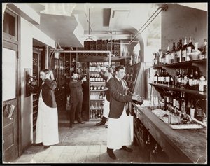 Een voorraadkamer in het Hotel Manhattan, 1902