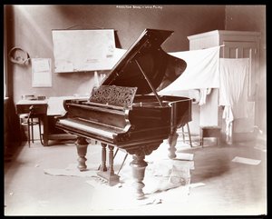 Een piano van Hazelton Brothers Piano Co. aan University Place, New York, 1898