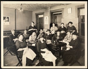 Een naaikring van vrouwen op 115 East 101st Street, East Harlem, New York, 1920