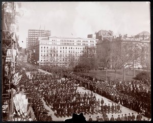 Luchtfoto van mannen die marcheren in de Republikeinse Gouden Standaard Parade op Broadway bij City Hall Park, New York