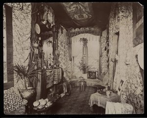 Een sierlijke zitkamer in de Blakely Hall residentie aan 11 West 45th Street, New York, 1896-98 (zilveren gelatin afdruk)