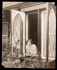 Anne Murdock thuis, ca. 1915 door Byron Company