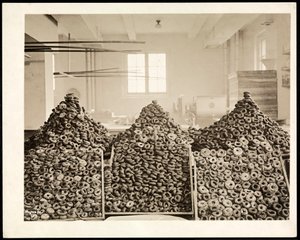 Bakken met donuts voor het Leger des Heils in het Hotel Commodore, 1919 door Byron Company