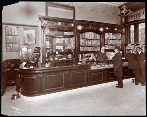 Sigaar- en theaterkaartverkoopbalie in het Hotel Cadillac, 1907