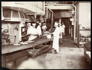 Koks aan het werk in de keuken van het Waldorf Astoria Hotel op 34th Street en 5th Avenue, New York