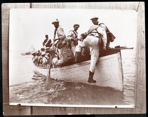 Kopie van een eerdere foto van de Marine Reserves op Fishers Island, New York met een groep matrozen in een roeiboot, 1898
