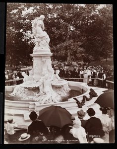 Heinrich Heine monument (Lorelei fontein) en de menigte aanwezig bij de onthulling, Grand Concourse en 164th Street, The Bronx, New York door Byron Company