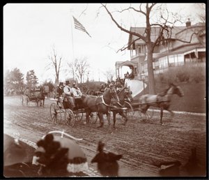 Paard-en-wagens op Riverside Drive voor de Claremont Inn, New York, c.1895