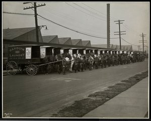 Paard-en-wagen leveringswagens geparkeerd buiten de Carolyn Laundry op 111 East 128th Street, East Harlem, New York, 1929 door Byron Company