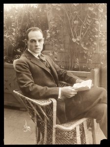 Howard Estabrook in een tuin, 1915-16 (zilveren gelatin afdruk)