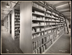 Interieur van een chemische opslagruimte bij Parke, Davis en Co., chemici, Hudson en Vestry Streets, New York, 1910 door Byron Company
