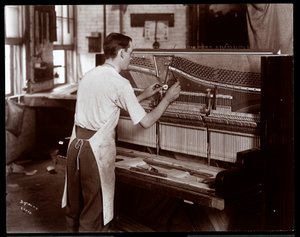 Man aan het werk in de Hardman, Peck und Co. pianofabriek, New York, 1907