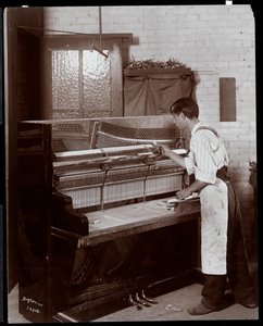 Man aan het werk in de Hardman, Peck en Co. pianofabriek, New York, 1907
