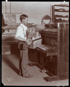 Man aan het werk in de Hardman, Peck en Co. pianofabriek, New York, 1907