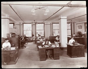 Mannen en vrouwen in een open kantoor bij Parke, Davis en Co., chemici, Hudson en Vestry Streets, New York, 1910