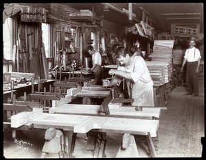 Mannen aan het werk in de Hardman, Peck en Co. pianofabriek, New York, 1907 (zilveren gelatin afdruk) door Byron Company