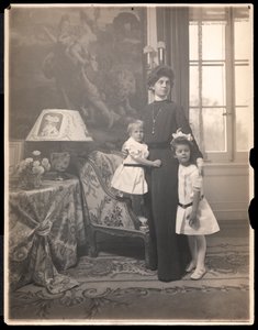 Mevrouw Clarence Mackay met haar kinderen op Harbor Hill, Long Island, ca. 1905