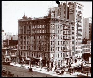Noordoosthoek van Hotel Cadillac aan Broadway en 43rd Street, New York