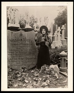 Portret van Eva Booth bij het graf van haar vader, Generaal William Booth, c.1915 door Byron Company
