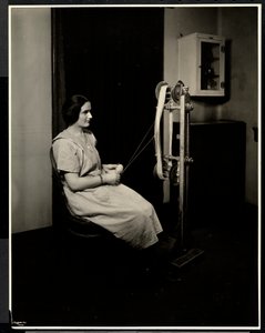 Portret van een blinde, dove en stomme jonge vrouw die wol spint bij de New York Association for the Blind, 111 East 59th St., New York