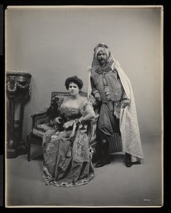 Portret van een niet-geïdentificeerde man en vrouw op het James Hazen Hyde Bal, New York, 31 januari 1905