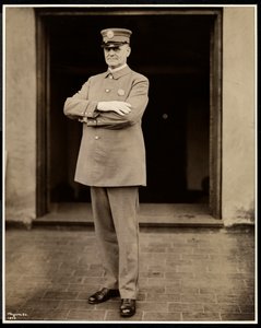 Portret van de langste politieagent in het Hotel Commodore, 1922