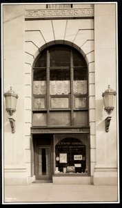 Winkelpui van En Route Service, Inc., in het Savoy Plaza Hotel, 59th Street en 5th Avenue, New York, 1928 door Byron Company
