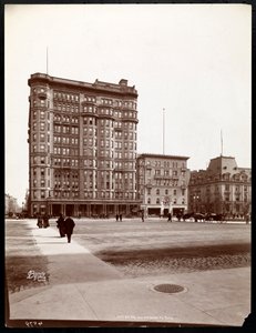 Het Hotel Savoy aan 59th Street en 5th Avenue, uitzicht vanaf de ingang van Central Park, New York, 1898