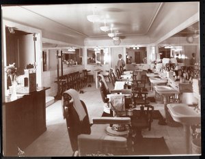 De kapperszaak in het Philadelphia Ritz-Carlton Hotel, 1913 door Byron Company