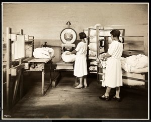 Twee Afro-Amerikaanse vrouwen die zakken wasgoed wegen bij de Carolyn Laundry in East Harlem, New York, 1928