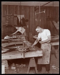 Twee mannen werken in de Harrington Piano Co. fabriek, 1907