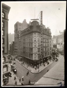 Uitzicht op het Grand Hotel aan 31st Street en Broadway, New York, c.1914 (zilveren gelatin afdruk)