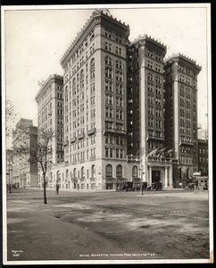 Uitzicht op het Hotel Majestic aan 72nd Street vanaf Central Park West, New York, 1920