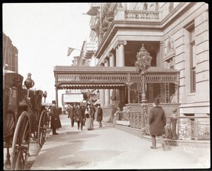 Uitzicht op het Hotel Manhattan op 42nd Street en Madison Avenue, New York, 1900 of 1901 (zilveren gelatin afdruk) door Byron Company