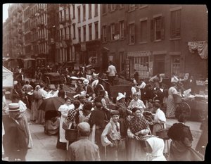 Uitzicht op de menigte en venters op Hester Street, New York, 1899 door Byron Company