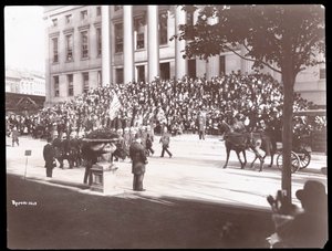 Uitzicht op de menigte op de trappen van Brooklyn Borough Hall tijdens de Brooklyn Police Parade, 1897 door Byron Company