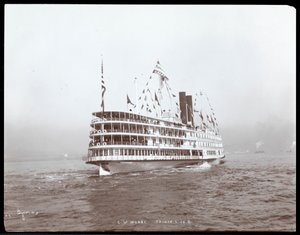 Uitzicht op het stoomschip C.W. Morse, vermoedelijk op de Hudson River nabij West Point tijdens het bezoek van Prins Louis van Battenberg, 1905 door Byron Company