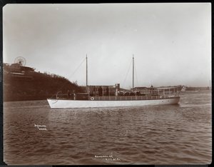Uitzicht op het jacht Mousquetaire van de New York Yacht, Launch und Engine Co. op de Harlem River, New York, 1905 door Byron Company