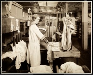 Vrouwen labelen zakken wasgoed bij de Carolyn Laundry op 111 East 128th Street, East Harlem, New York, 1928