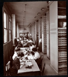 Vrouwen die werken in een archiefkamer, onder mannelijke supervisie, bij de Metropolitan Life Insurance Co. aan 23rd Street en Madison Avenue, New York, 1907