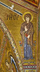 Apsis: Annunciatie Maagd, Byzantijns mozaïek met gouden achtergrond in het timpaan van de apsis door Byzantine