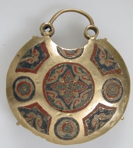Tempel hanger met twee vogels die een levensboom flankeren (voor) en geometrische en plantaardige motieven (achter), Kievan Rus