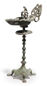 Een Byzantijnse bronzen olielamp en standaard, ca. 5e-6e eeuw na Christus door Byzantine School