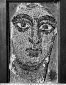 Gezicht van een dame uit de kerk van St-Ambrosius (mozaïek)