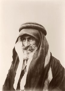 Portret van Sheikh Khalil Senaah (tegen een muur achtergrond) in Kerak, c.1895-99