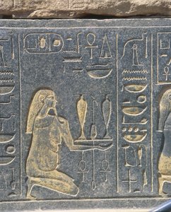 Egypte, Karnak, Rode kapel van Hatsjepsoet, gouden reliëf, wijnoffer door J.B. and Brown J. Rowbotham