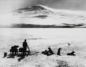 Zuidpool-expeditie door Robert Falcon Scott (1868-1912), ontdekkingsreizigers voor de Erebus-vulkaan op Ross-eiland, 15 januari door J.B. and Brown J. Rowbotham