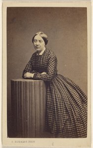 [Ongeïdentificeerde vrouw leunend op een nepzuil].