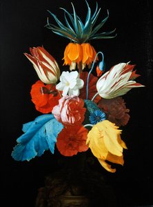 Een boeket bloemen in een gebeeldhouwde vaas