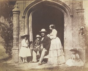 Familiegroepsportret geposeerd in deuropening, late 1840s door Calvert Jones